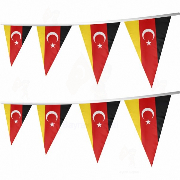 Alman Türkleri İpe Dizili Üçgen Bayraklar