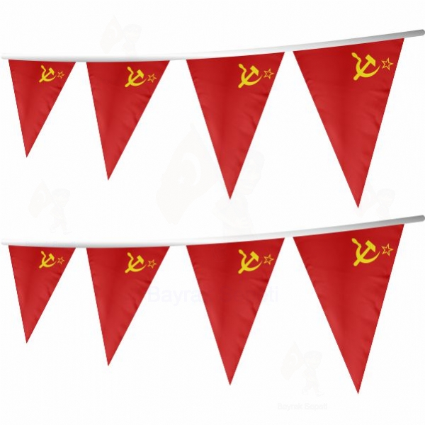 Kızıl İpe Dizili Üçgen Bayraklar